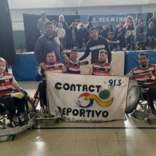 Los toros posando con la bandera de contacto deportivo